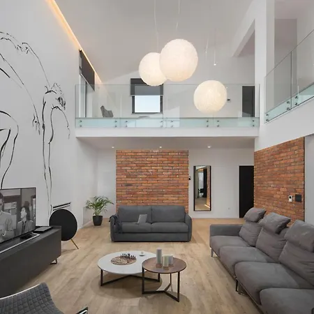 Vila Sleeps 8 With Pool Air Con And Wifi *