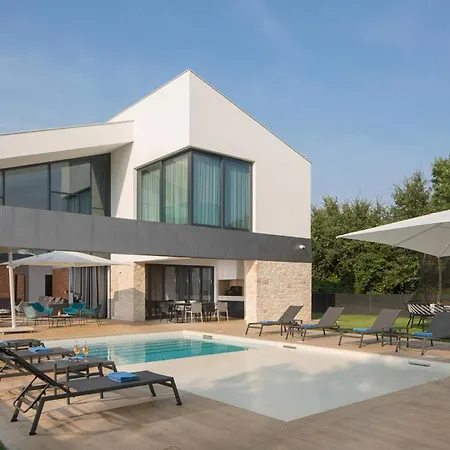 Vila Sleeps 8 With Pool Air Con And Wifi *