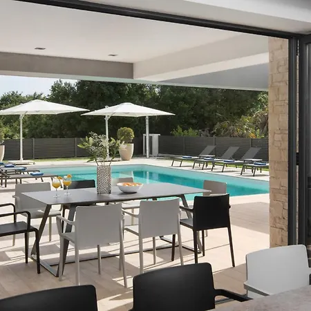 Sleeps 8 With Pool Air Con And Wifi *