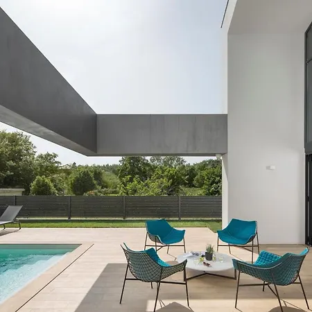 Vila Sleeps 8 With Pool Air Con And Wifi *
