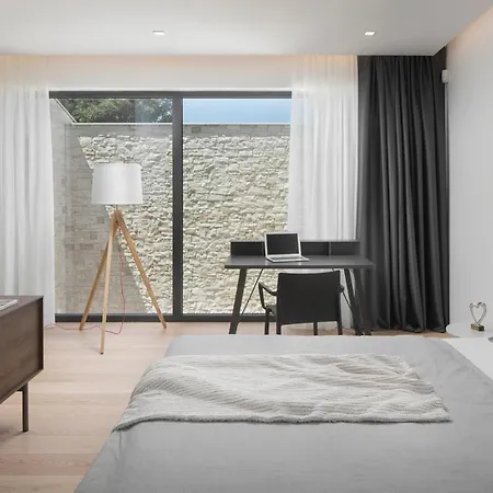 Sleeps 8 With Pool Air Con And Wifi فيلة *