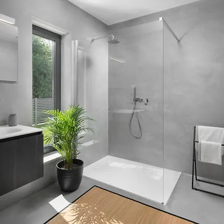 Sleeps 8 With Pool Air Con And Wifi فيلة *