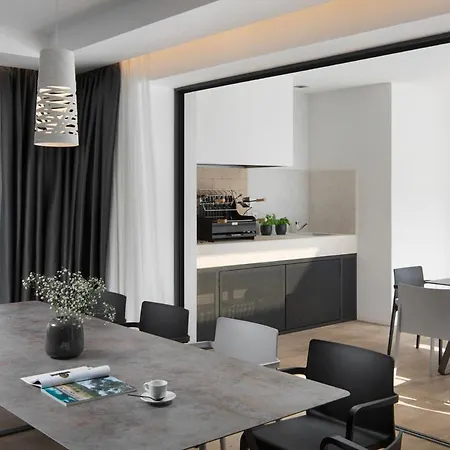 Sleeps 8 With Pool Air Con And Wifi فيلة Ližnjan