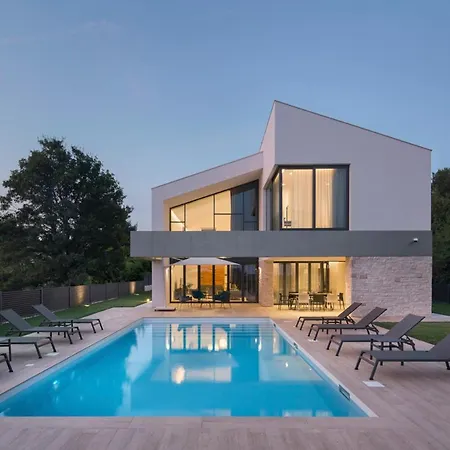 Sleeps 8 With Pool Air Con And Wifi *