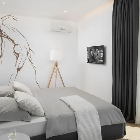 Sleeps 8 With Pool Air Con And Wifi