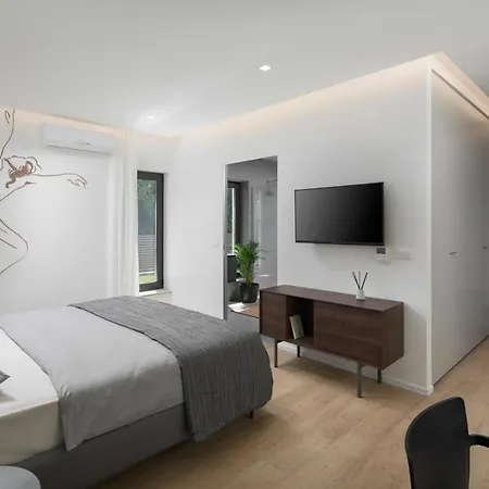 Vila Sleeps 8 With Pool Air Con And Wifi