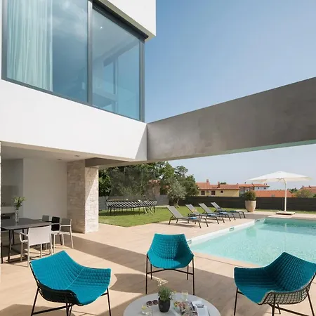 Sleeps 8 With Pool Air Con And Wifi فيلة Ližnjan