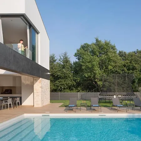 Sleeps 8 With Pool Air Con And Wifi فيلة *