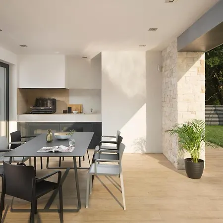 Vila Sleeps 8 With Pool Air Con And Wifi